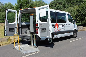Reisebus mit Rollstuhl-Hebebühne